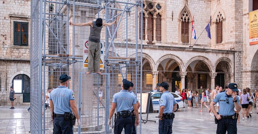 Pola sata stajao na ogradi oko Orlandovog stupa u Dubrovniku, spustila ga policija