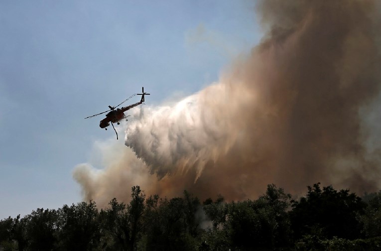 Veliki požar kod Atene gasi više od 160 vatrogasaca