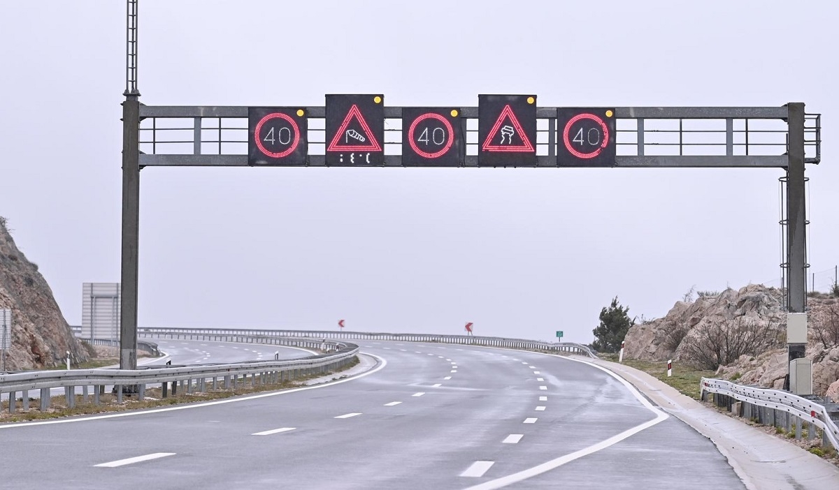 Zbog olujnog vjetra zatvorena dionica na A1 i na Jadranskoj magistrali
