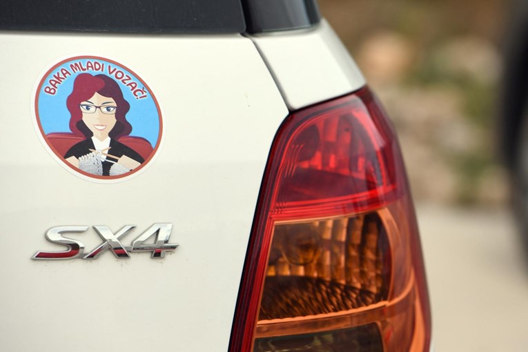 Natpis na automobilu jedne bake iz Šibenika oduševio prolaznike i druge vozače