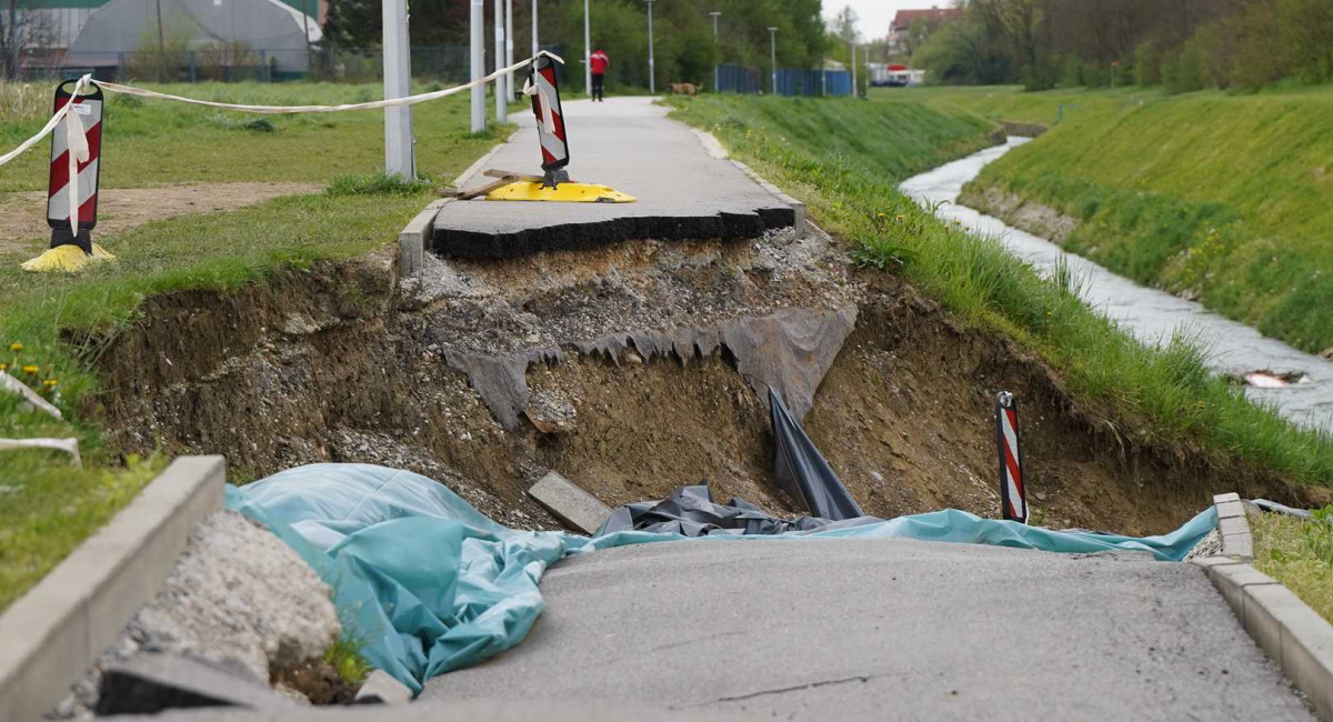 FOTO U Sesvetama se prije više od tri mjeseca urušio dio šetnice. Ovako danas izgleda