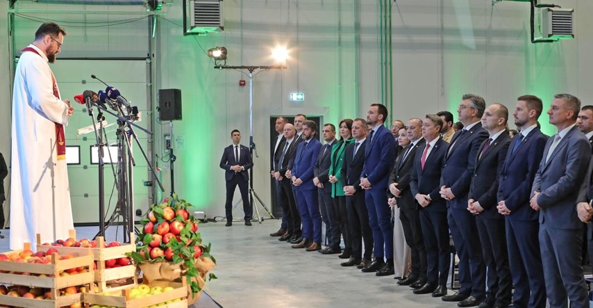 Plenković i ministri otvorili distribucijski centar. Svećenik blagoslovio kašete
