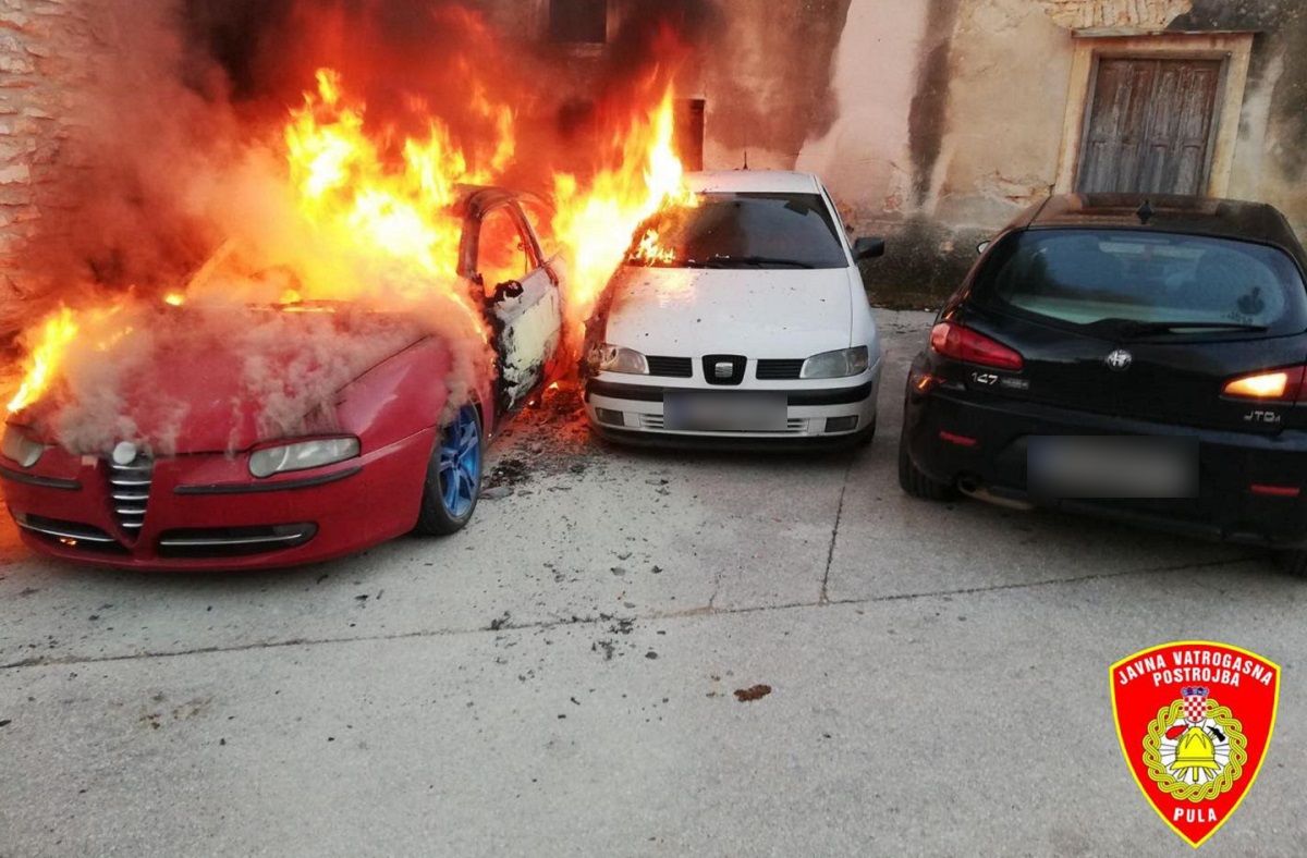 Na trgu u Vodnjanu planulo nekoliko automobila