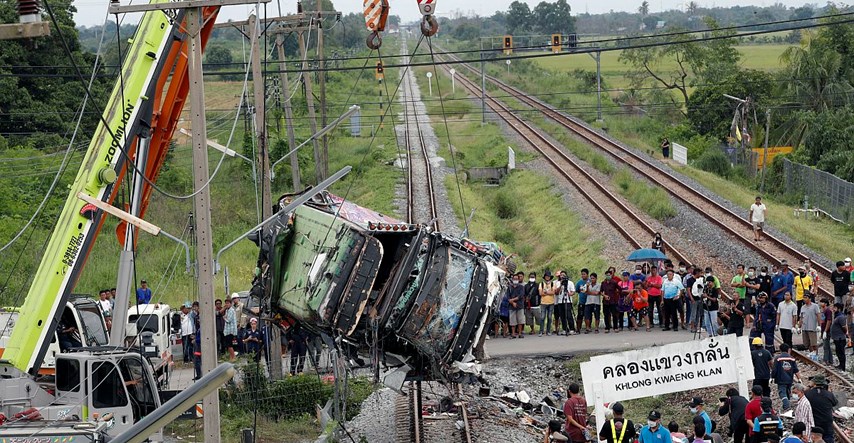 U Tajlandu se sudarili vlak i autobus, najmanje 20 ljudi je poginulo