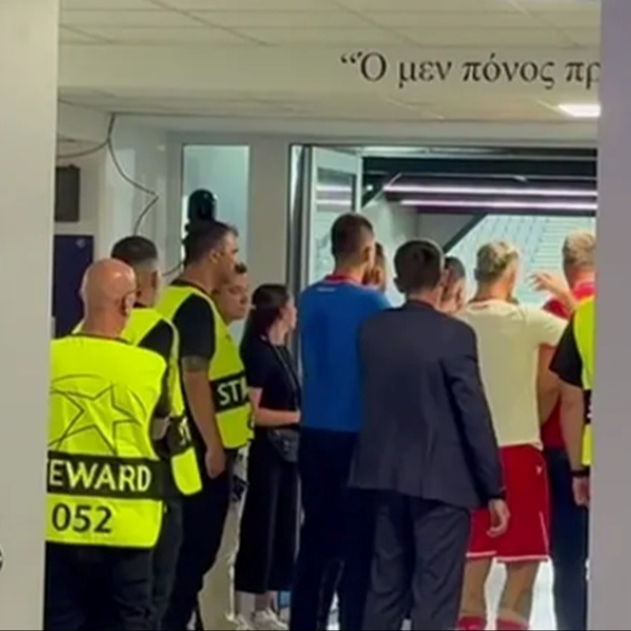 Srpski medij: Igrač Zvezde pretučen na tribini, Arnautović zvao na obračun