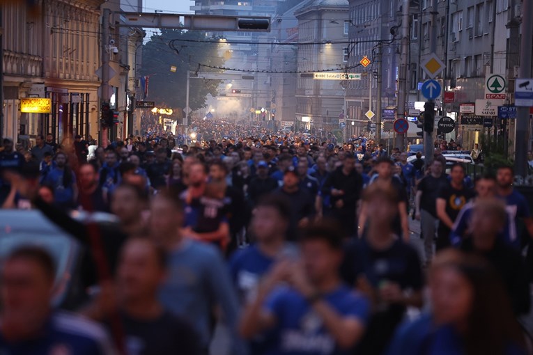 FOTO Pogledajte Dinamove navijače, tisuće ih došle na proslavu na Trg