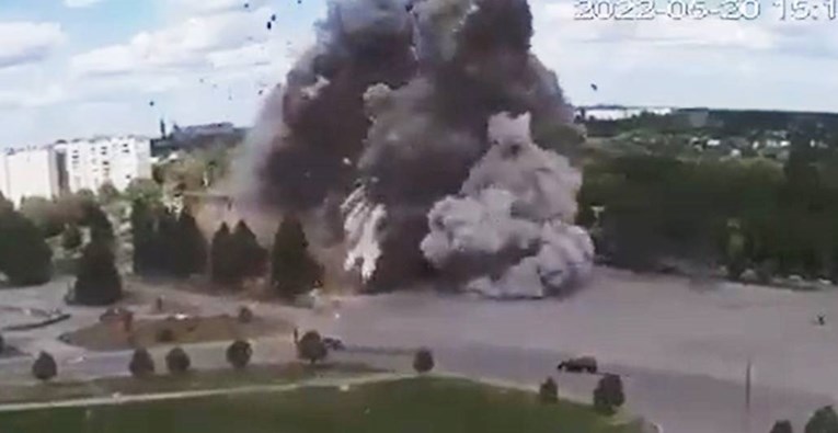 VIDEO Zelenskij objavio snimku projektila koji pogađa zgradu. Ozlijeđeno 11 ljudi