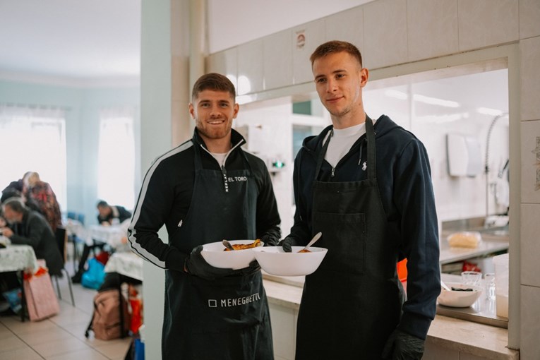 Kovačević i prvotimci Dinama pomagali u Pučkoj kuhinji