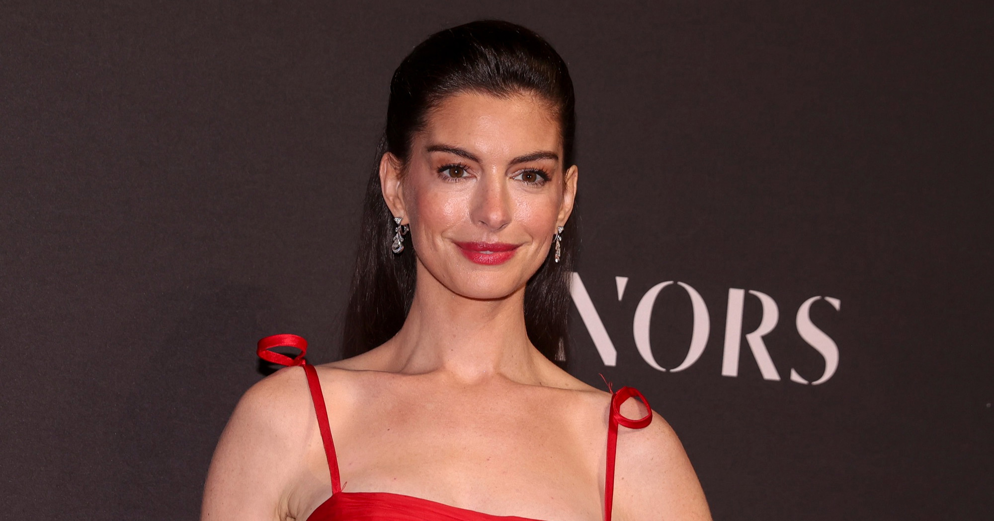 Anne Hathaway bila je slijepa na jedno oko zbog sive mrene. Prepoznajte simptome