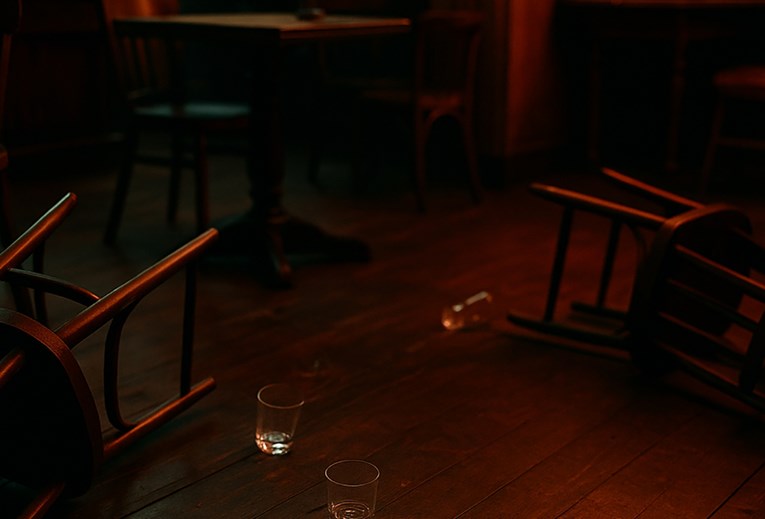 Pijani muškarac divljao u kafiću, dobio 10 dana zatvora