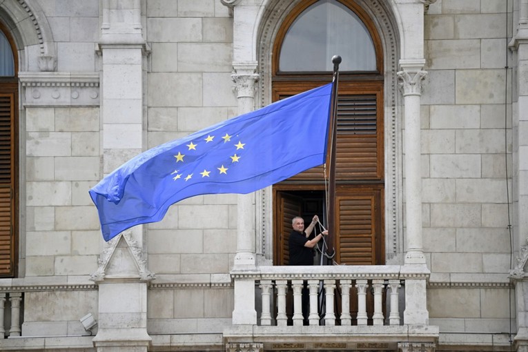 U mađarski parlament nakon 12 godina vraća se zastava Europske unije