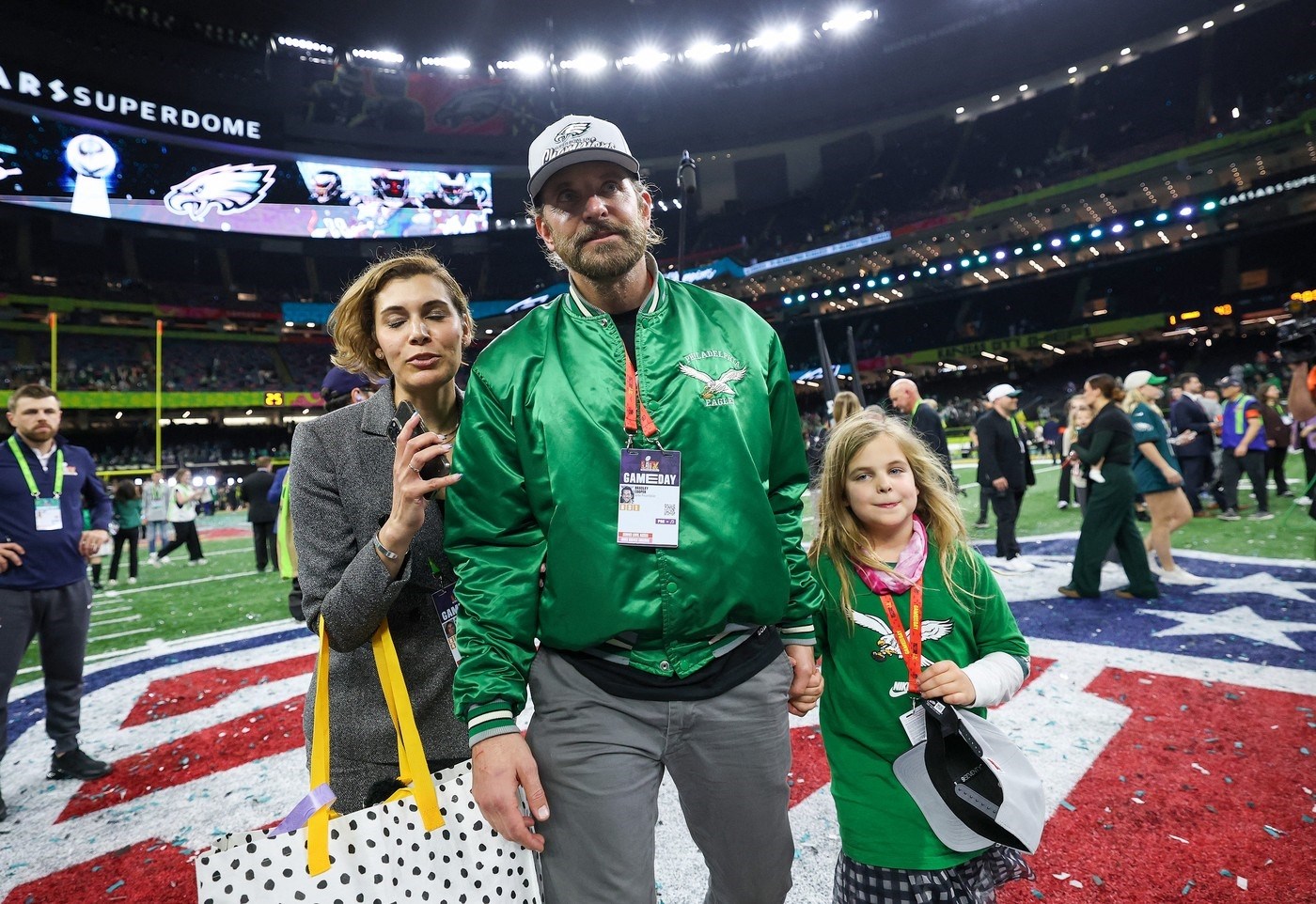 Bradley Cooper s kćeri pratio Super Bowl: "Nekad sam dolazio s ocem, a sada s njom"