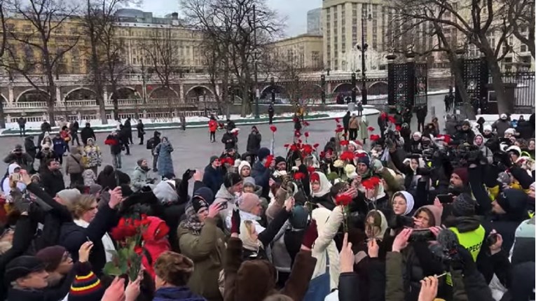 Policija uhitila strane i ruske novinare na prosvjedu supruga vojnika u Moskvi