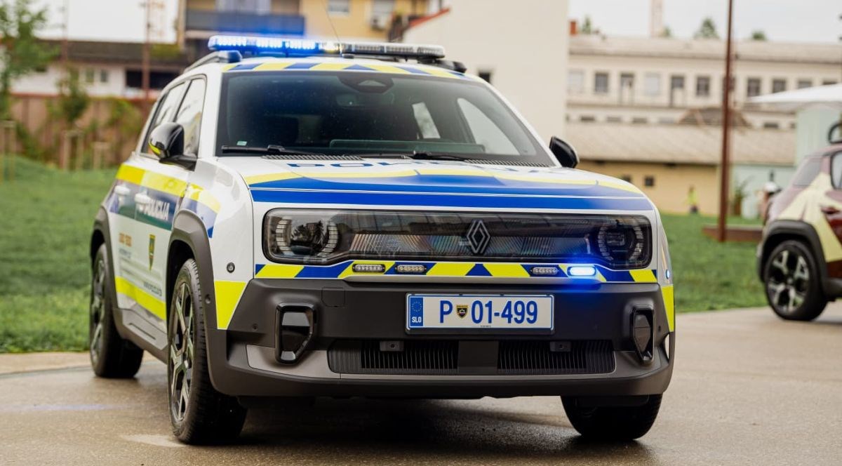 Slovenski policajci dobili električni Renault 4