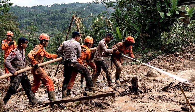 U klizištima u Indoneziji poginulo 11 ljudi