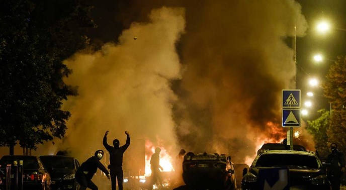 Neredi u Francuskoj nakon što je policajac ubio tinejdžera: 77 uhićenih, zapaljen bus