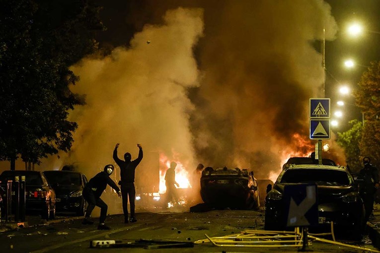 Francuska gori nakon što je policajac ubio tinejdžera: 77 uhićenih, zapaljen bus