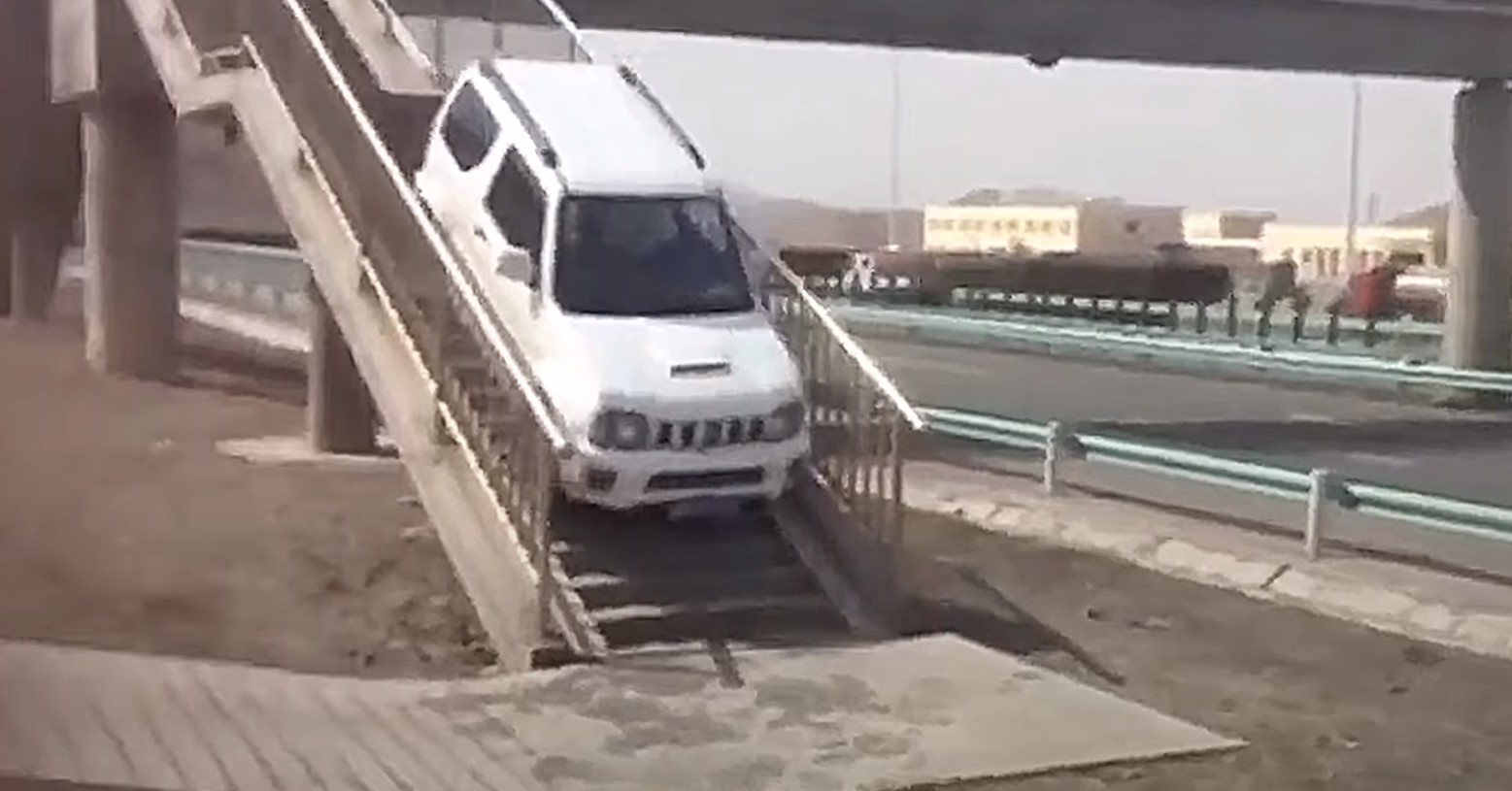 VIDEO Iskoristio pješački nathodnik da bi prešao na drugu stranu autoceste