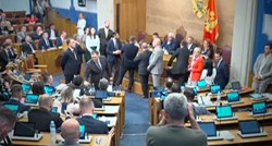 VIDEO Oporba u Crnoj Gori bojkotirala održavanje premijerskog sata