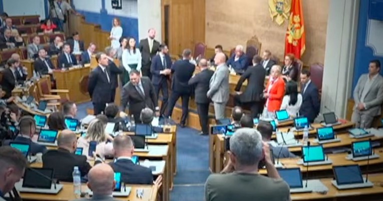 VIDEO Crnogorska oporba nije dozvolila održavanje premijerskog sata, pogledajte