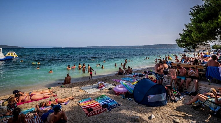 Hrvat i Austrijanka krali po plažama u Makarskoj, kupači ih prijavili policiji