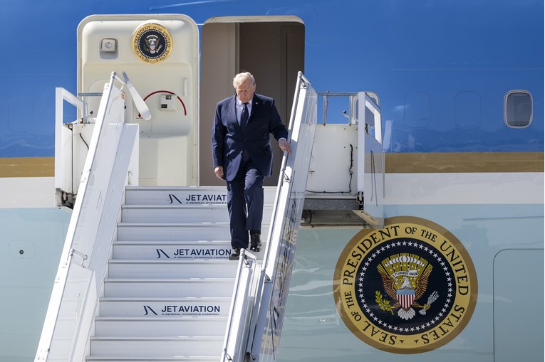 NYT: Tajne službe upozorile Trumpa, usred puta promijenio predsjednički avion