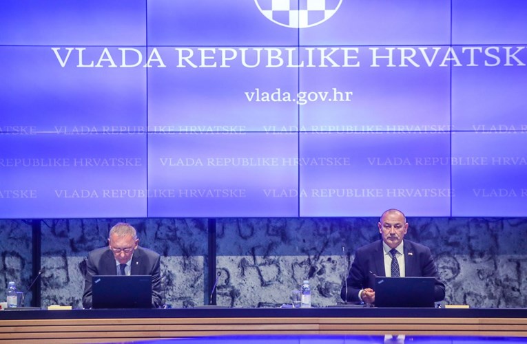 Medvedu se u pravi čas dogodilo da vodi sjednicu vlade. Dižu se benefiti braniteljima