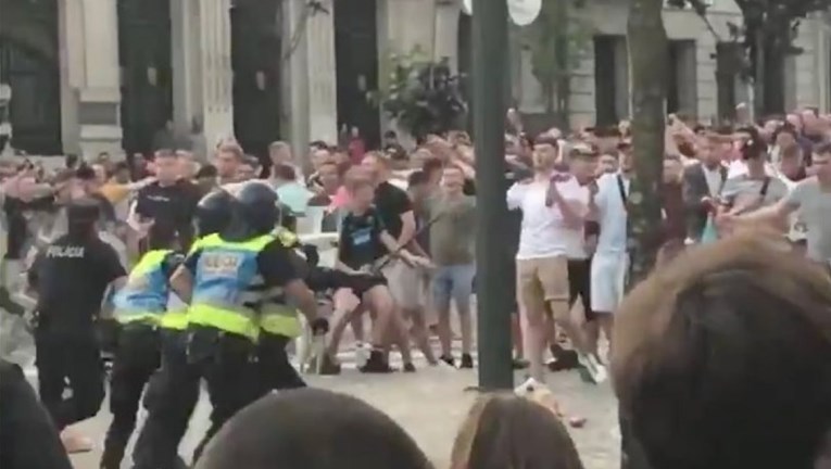 VIDEO Engleski navijači divljali u centru Porta