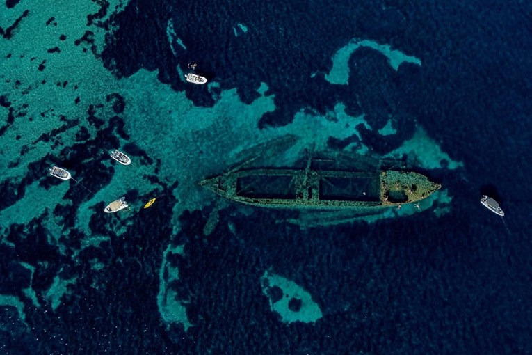 Ova olupina broda nalazi se kraj jednog hrvatskog otoka. O njoj postoji legenda