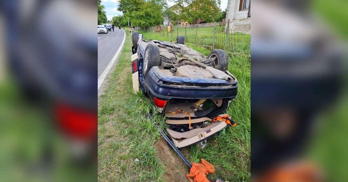 FOTO Vozač kod Petrinje izletio s ceste, auto mu završio na krovu