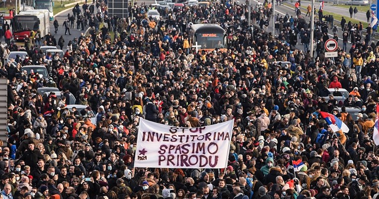Prosvjedi uzdrmali Vučića, čini se da odustaje od spornog zakona 