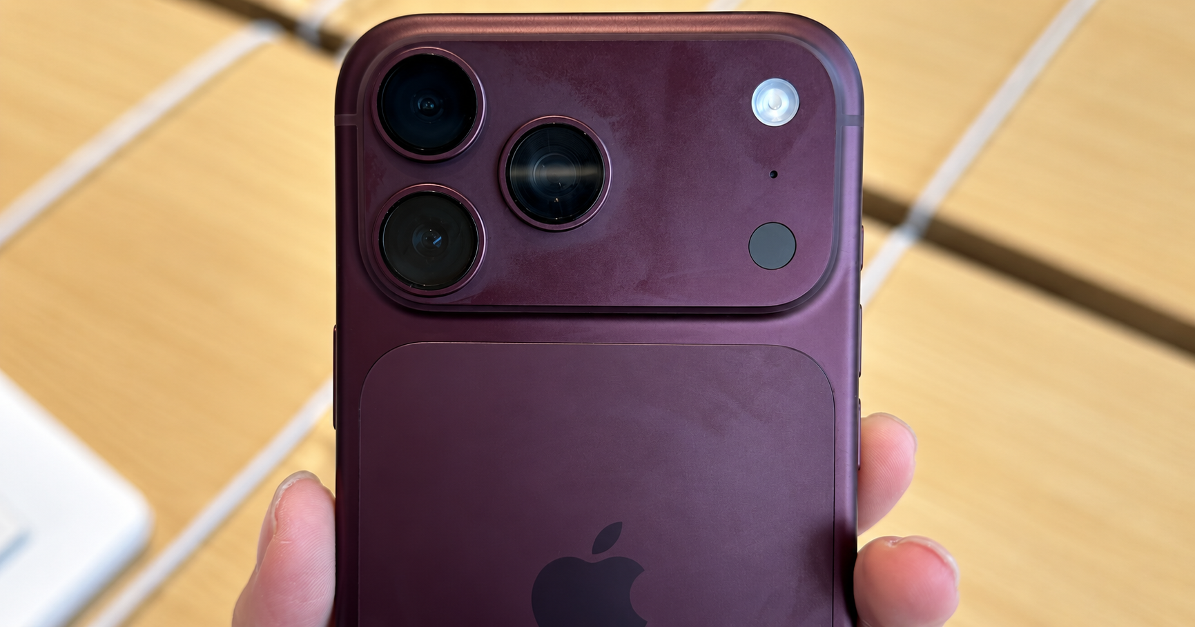 Korisnici iPhonea 18 Pro prijavljuju problem s bojom: "Najviše se vidi oko kamera"
