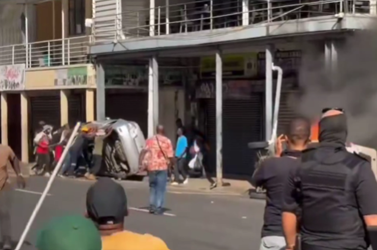 VIDEO Nasilni prosvjedi protiv migranata u Južnoj Africi, gorjeli auti i trgovine