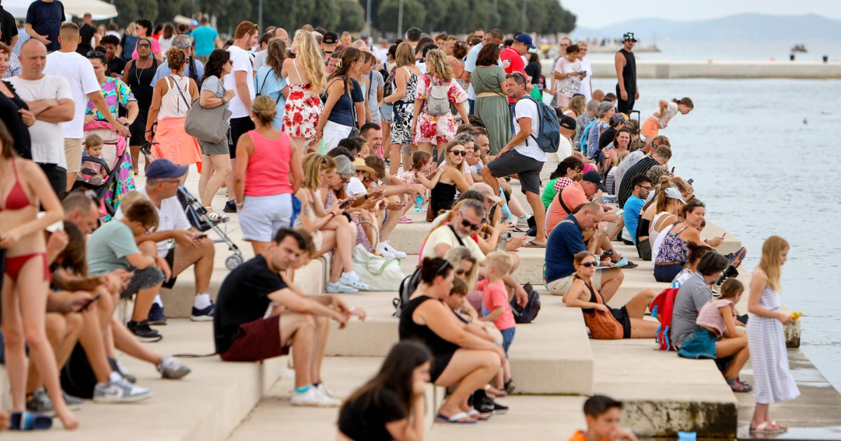 FOTO Turisti u Zadru oblačno vrijeme iskoristili za druženje na morskim orguljama