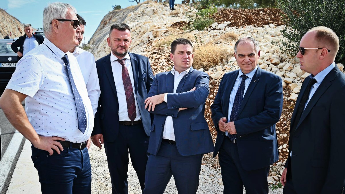 Butković obišao cestu na Braču: "U pripremi je projekt luke u Bolu"