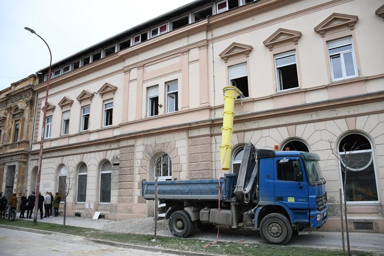 Muškarac u Bjelovaru potpuno gol hodao ispred učeničkog doma, uhićen je