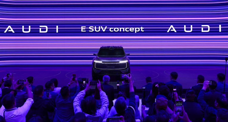 AUDI predstavio E SUV. Koncept zbunjujućeg imena i efektnog nastupa