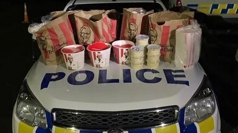 Policija na Novom Zelandu se hvali da je zbog lockdowna zaplijenila piletinu iz KFC-a