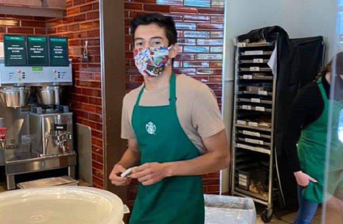 Skupili 100.000 dolara napojnice za konobara koji je odbio poslužiti ženu bez maske