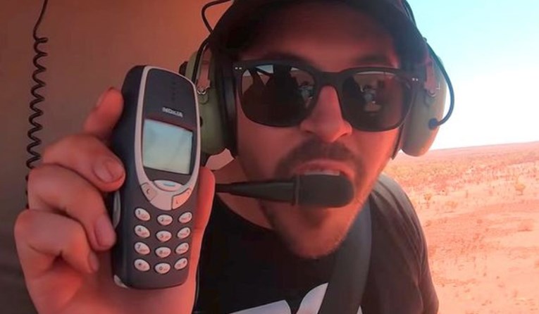 Iz helikoptera bacili iPhone 11 i Nokiju 3310, što mislite koji je ostao čitav?
