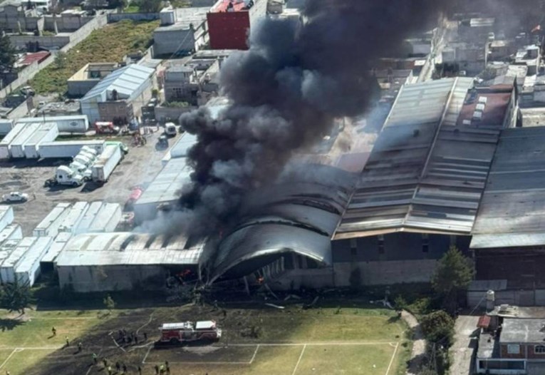 U Meksiku privatni avion prisilno slijetao, udario u metalni krov i zapalio se. 7 mrtvih