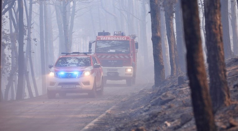 Noćas u Tučepima i kod Trogira padala kiša. Požari i dalje gore