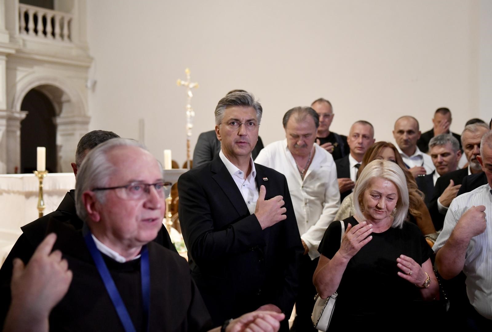 Plenković i Jandroković stigli u Sinj, nakon mise družili se s građanima