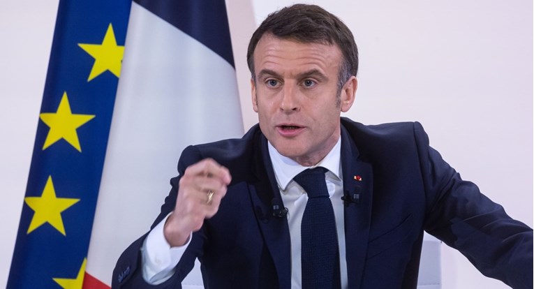 Macron najavio uniforme u školama, ograničavanje vremena pred ekranima za djecu