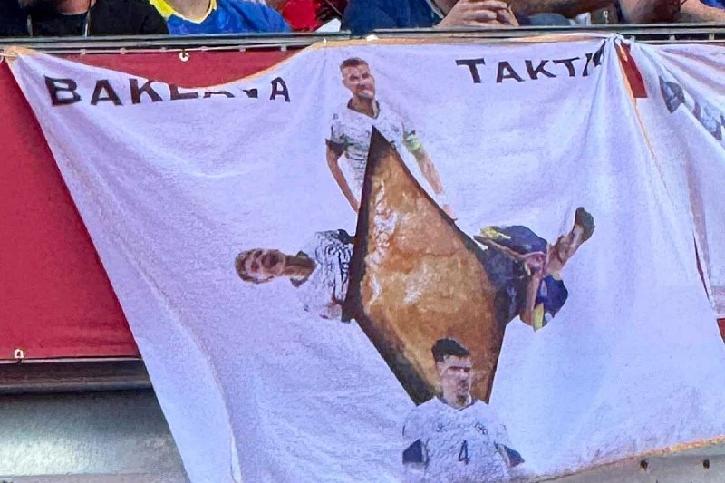 Pogledajte kakav su transparent navijači BiH donijeli na utakmicu protiv Kanade