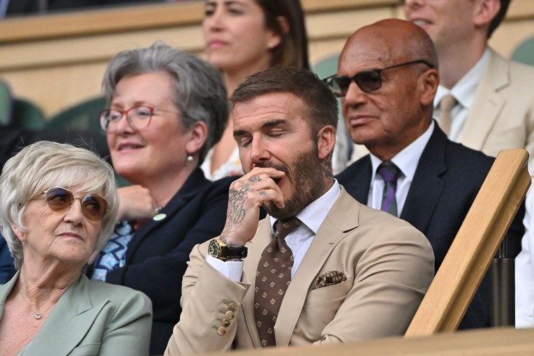 Beckham s mamom bio na Wimbledonu, na tribinama je zijevao i jedva držao oči otvorene