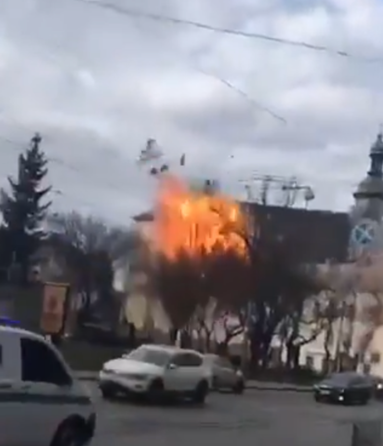 Jeziva snimka: Ruski dron se usred dana zabija u zgradu u centru Lavova