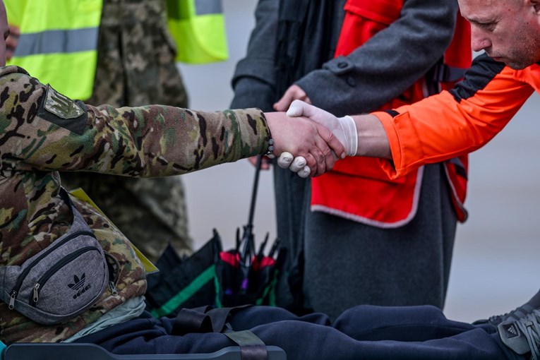 VIDEO I FOTO Ranjeni ukrajinski vojnici stigli u Hrvatsku, dočekao ih Medved
