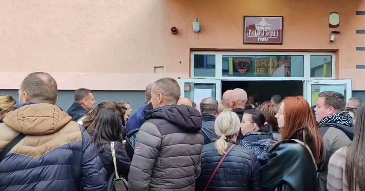 Srbi s Kosova autima i busevima krenuli na glasanje u Srbiju. Gužve na granici