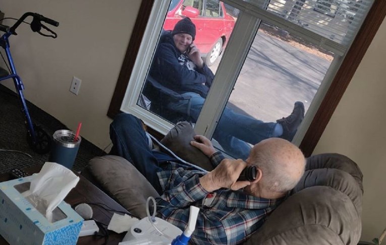 Dirljiva fotka sina koji s ocem u domu za starije priča preko stakla hit je na Fejsu